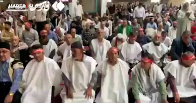 İranlılar cuma namazını kefenle kıldı