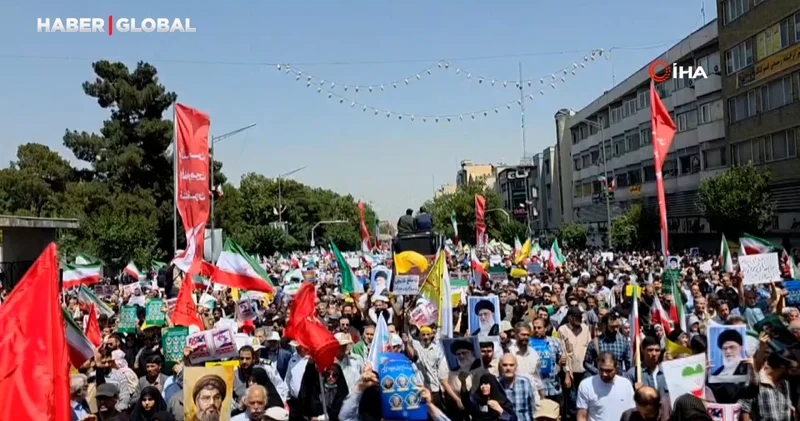 İran da yüzbinler sokaklara döküldü: Nükleer silah hakkımız
