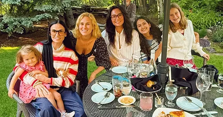 İkisinin kalbi de aynı adam için atıyor... Aralarında ne kıskançlık ne de kavga var... Acı bir haber onları dert ortağı yaptı...