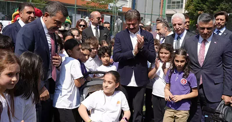 Bakan Tekin, öğrencilerin karne sevincine ortak oldu