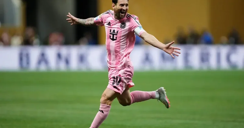 Frikikten şahane bir gol atan Messi, maç sonu FIFA kuralını bakın nasıl çiğnedi