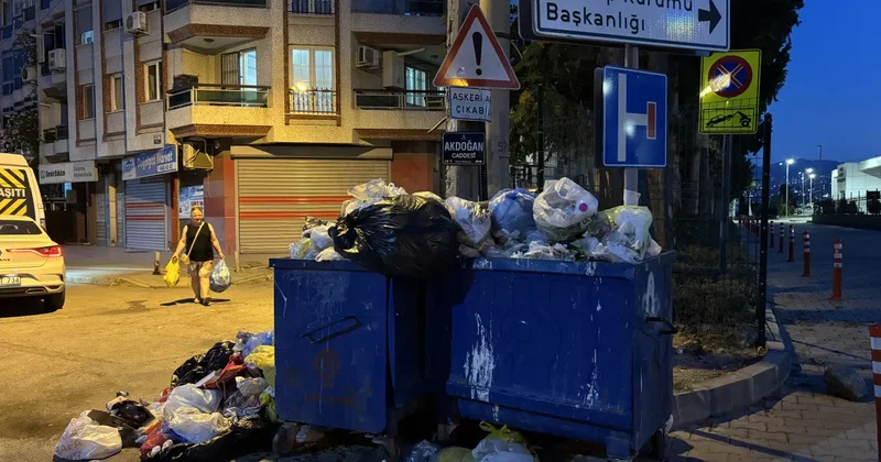 İzmir de grev nedeniyle çöp dağları oluştu! Vatandaşlar isyan etti