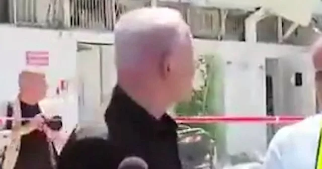 İran ın vurduğu bina Netanyahu konuşurken yıkıldı: Gazze kasabının ödü koptu VİDEO İZLE