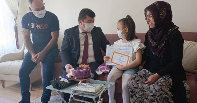 Annesinin karaciğeriyle hayata tutunan Hayrünnisa nın karnesi, evinde verildi Kayseri Haberleri