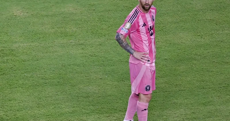 Messi nin frikik şutundaki rahatlığı olay oldu: Maçın önüne geçti