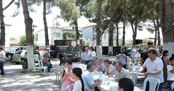 Elektrik akımına kapılarak hayatını kaybeden Manisa Büyükşehir Belediye Başkanı Ferdi Zeyrek için mevlit yemeği verdiler