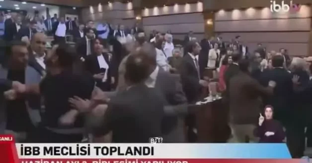 İBB Meclisi nde kavga! AK Parti ve CHP grupları yaka paça birbirine girdi!