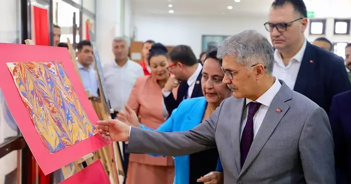 Niğde’de “Sanatın Sesini Duyuyor, Sanat ile Konuşuyoruz” projesi: İşitme engelli vatandaşlar hünerlerini sergiledi...