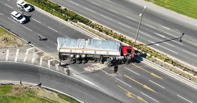 Düzce’de saman yüklü TIR devrildi VİDEO İZLE