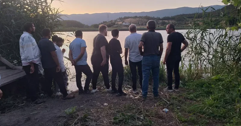 Karamurat Gölü nde kayık alabora oldu! Genç aranıyor