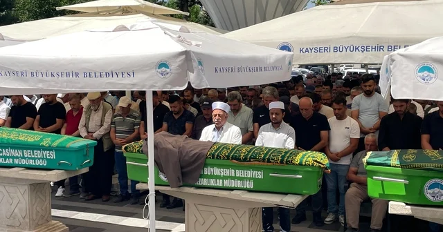 Camide namaz kılarken bıçaklanarak öldürülen kişinin cenazesi toprağa verildi Kayseri Haberleri