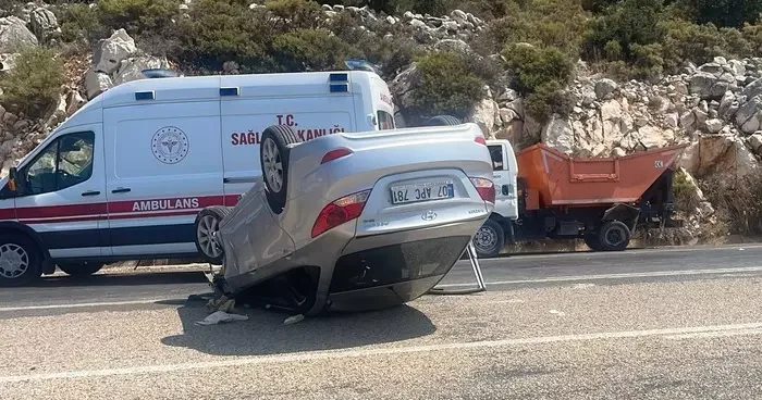 Antalya’da çöp kamyonuna çarpan araç takla attı: 3 yaralı