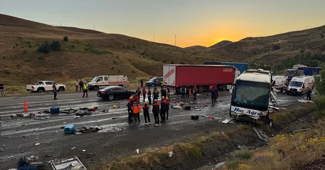 GÜNCELLEME Sivas ta yolcu otobüsü dağın yamacına çarptı, 3 kişi öldü, 24 kişi yaralandı Sivas Haberleri