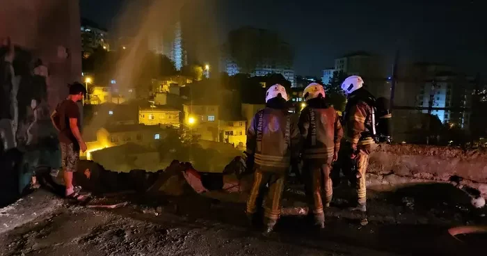 İstanbul da gece yarısı büyük panik: Buzdolabı patladı, ev kül oldu! Yan binalar da alev topuna döndü