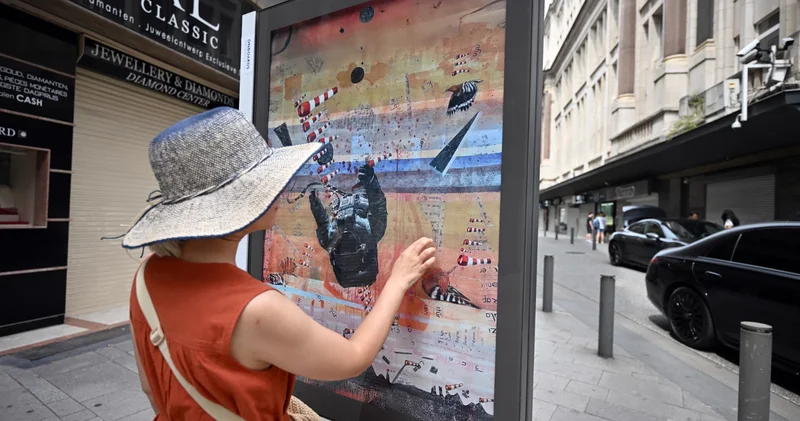 Sanatçı Albayrak ın Kayıp Elçi resmi, Belçika da Onboards Biennale kapsamında kamusal alanda sergileniyor
