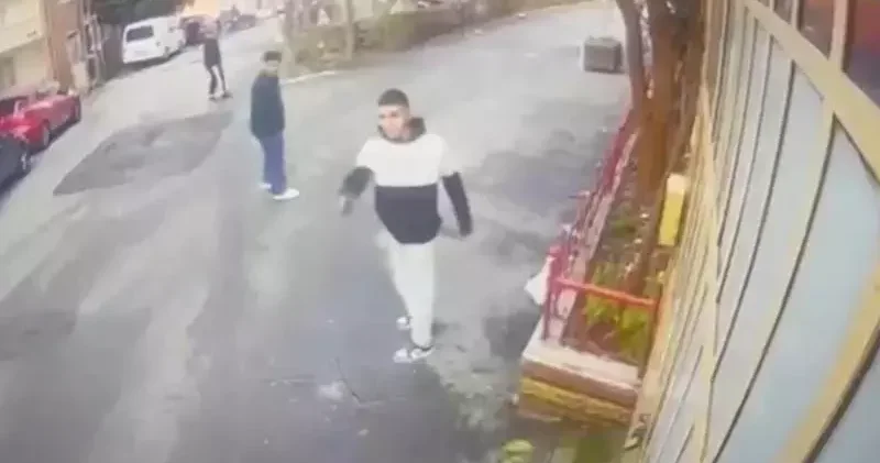 Sarıyer de kuaförde başına çizik atan arkadaşına ateş etti; o anlar kamerada