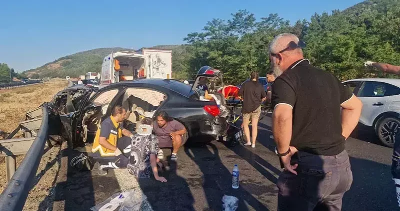 Otomobil önce kamyona ardından da bariyere çarptı: 5 yaralı
