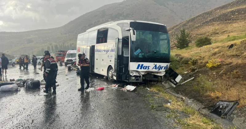 Sivas ta yolcu otobüsü dağın yamacına çarptı