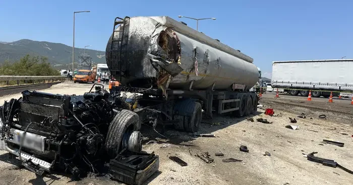 Gaziantep te tırla tanker çarpıştı, 2 kişi hayatını kaybetti!