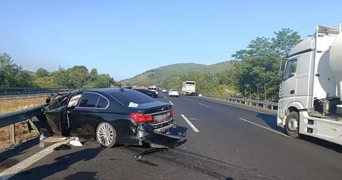 Anadolu Otoyolu nda kamyona ve bariyere çarpan otomobildeki 5 kişi yaralandı