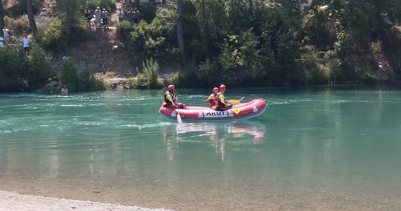 Irmağa düşen topu almak için suya atlayan Özgür kayboldu