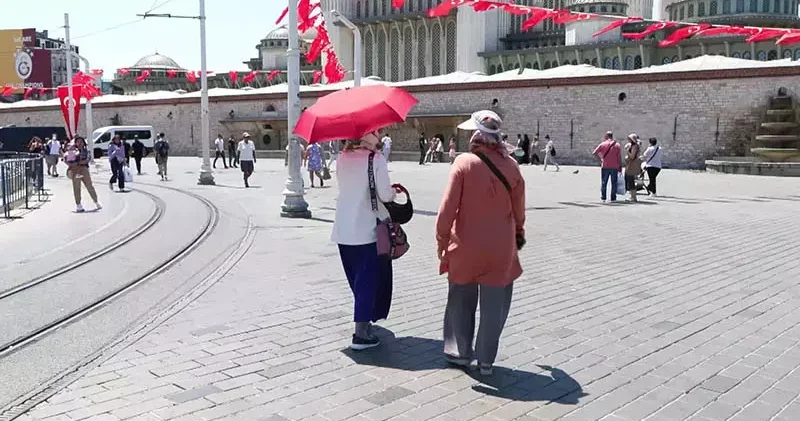 Taksim de sıcak hava bunalttı; kimisi şemsiye ile gezdi, kimisi gölgede dinlendi