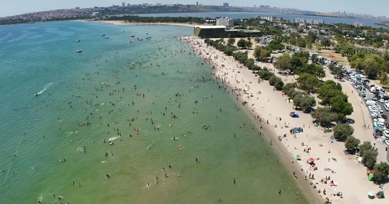 İstanbul da sıcak havadan bunalanlar sahil ve parkları tercih etti