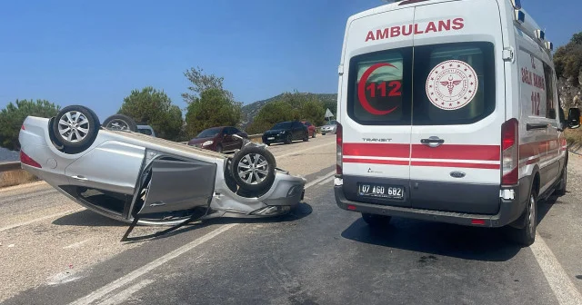 Atık toplama aracıyla otomobil çarpıştı: Yaralılar var Antalya Haberleri
