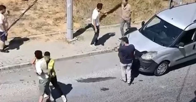 Arnavutköy de iki kişi arasında çıkan garip kavga cep telefonu kamerasına yansıdı VİDEO İZLE