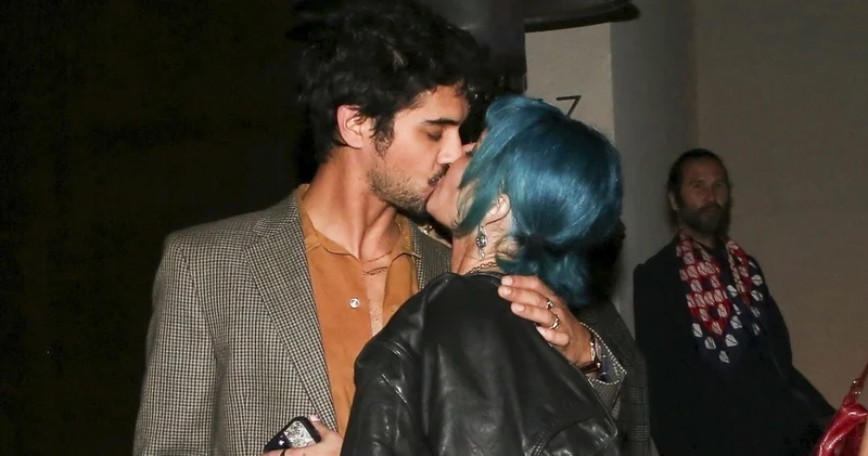 Halsey den nişanlısı Avan Jogia ya aşk öpücüğü magazin haberleri