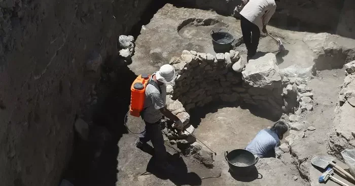 Yassı Höyük te Geç Tunç Çağı na ait yapı ve silolar gün yüzüne çıkarıldı
