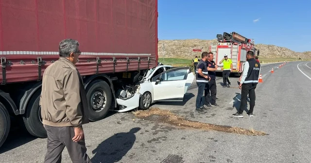 Otomobil, park halindeki TIR a çarptı: 1 ölü, 5 yaralı Sivas Haberleri