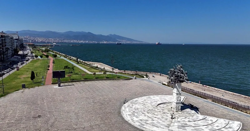 İzmir de sıcak hava nedeniyle Kordon boş kaldı