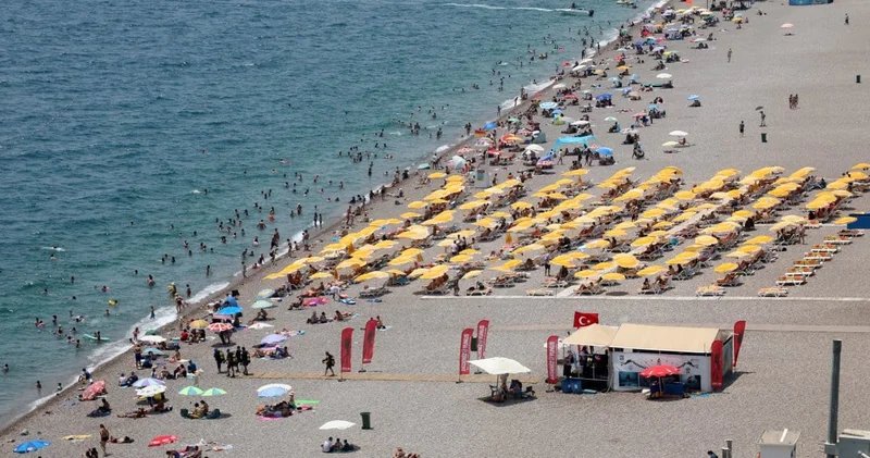 Sıcaklık 44 dereceye ulaştı: Yurttaşlar sahillere akın etti