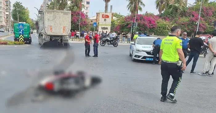 Mersin de motosiklet, kamyonla çarpıştı! Feci kazada 1 kişi hayatını kaybetti, 1 kişi yaralandı