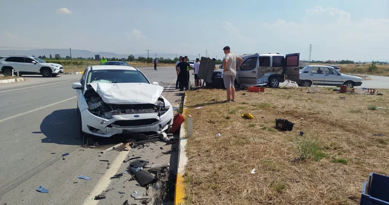 Kavşakta çarpışan iki otomobil hurdaya döndü: 5 yaralı