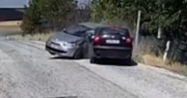 Edirne de iki otomobilin çarpıştığı kaza anı güvenlik kamerasınca kaydedildi VİDEO İZLE