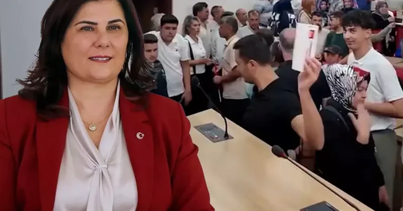 Çerçioğlu gerilimi sürüyor! Belediye meclis salonuna girip CHP logolu kartları yere attılar