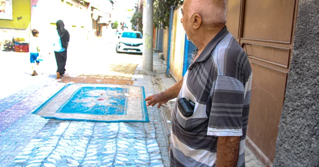 Mahalleli, onarılmayan yollara tozdan korunmak için halı serdi Adana Haberleri