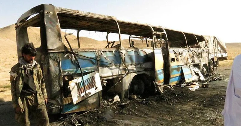 Göçmenleri taşıyan otobüs kaza yapıp alev aldı: 71 ölü