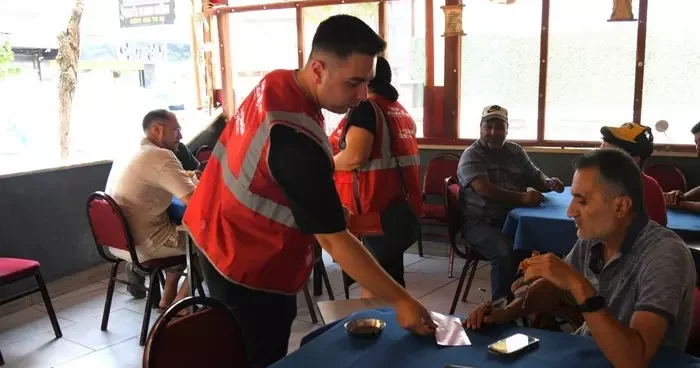 Yunusemre Belediyesi ekipleri kıraathanelerde vatandaşı dinliyor