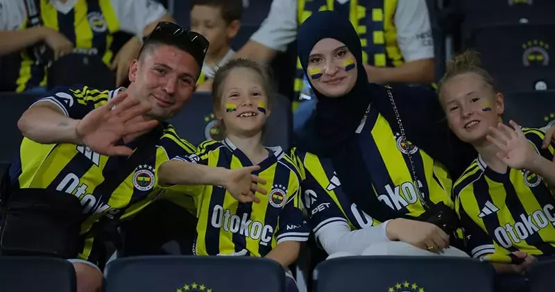 Fenerbahçe taraftarı Benfica maçı için tribünlerdeki yerini aldı