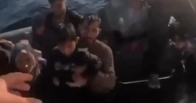 İzmir açıklarında batmak üzere olan bottaki düzensiz göçmenler kurtarıldı VİDEO İZLE