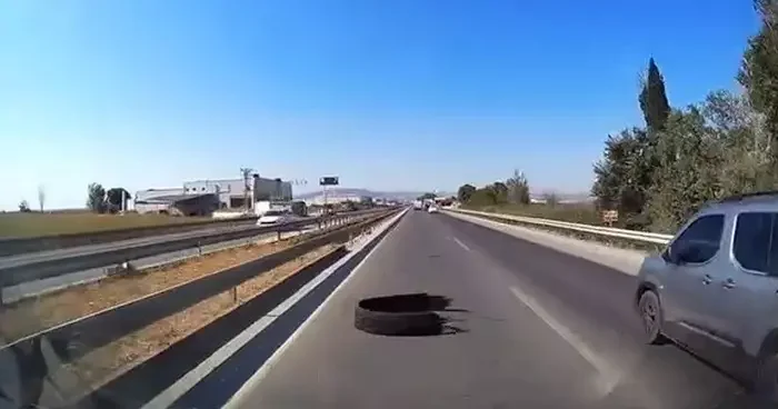 Karayoluna atılan kamyon lastiği kazaya sebep oldu