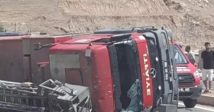 Trafik kazası geçiren itfaiye erleri yaralı halde yangına müdahale etti