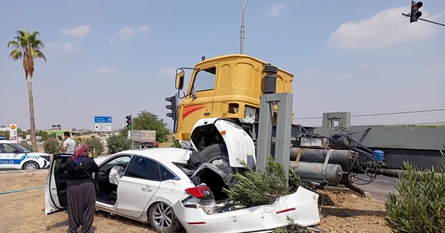 İş makinesi, kavşakta duran otomobillere çarptı: 3 yaralı Adana Haberleri