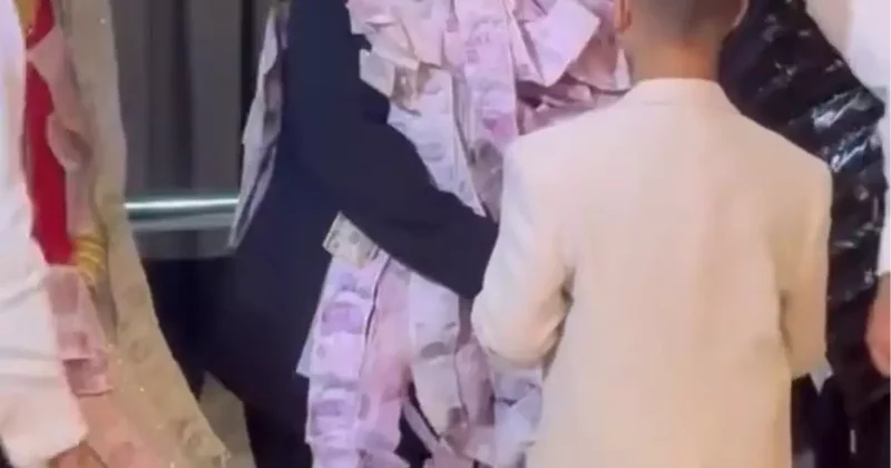 Bursa da Düğünde Metrelerce Uzunlukta Para Takıldı