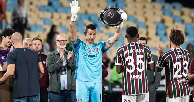 Brazilian goalkeeper Fabio breaks Shilton s all time appearance record