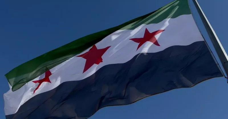 Suriye bayrağı 13 yıl sonra göndere çekildi