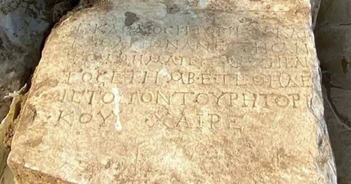 Yalova da Roma dönemine ait mezar taşını satmaya çalışırken yakalandı